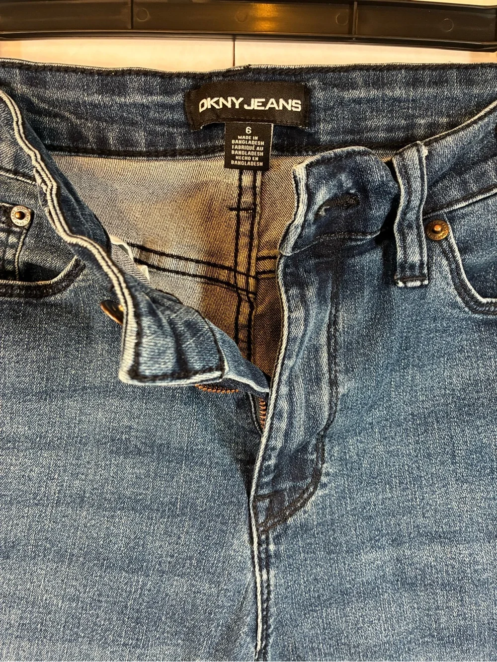 DKNY Jeans Denim Cuffed Shorts Women's Size 6 Blue Mid Rise Stretch